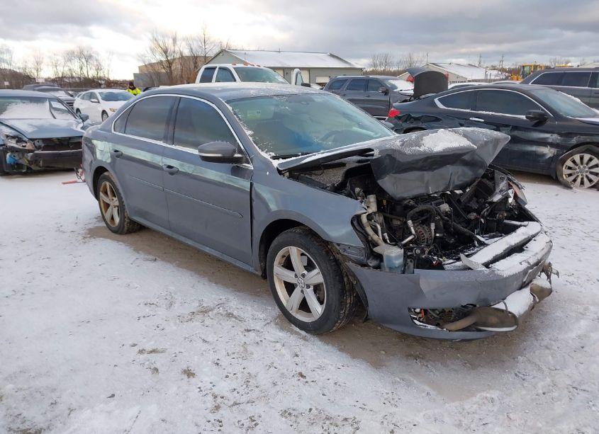 2014 Volkswagen Passat 1.8T SE (VIN 1VWBT7A31EC064858) main photo