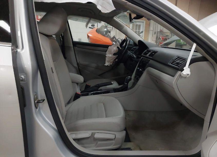 Photo 5 of 2015 Volkswagen Passat 1.8T SE (VIN 1VWBT7A31FC003804)