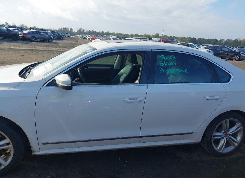 Photo 15 of 2015 Volkswagen Passat 1.8T SE (VIN 1VWBT7A31FC079121)