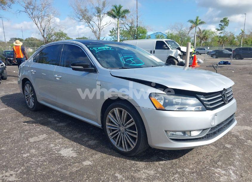 2015 Volkswagen Passat 1.8T SPORT (VIN 1VWBT7A31FC105636) main photo