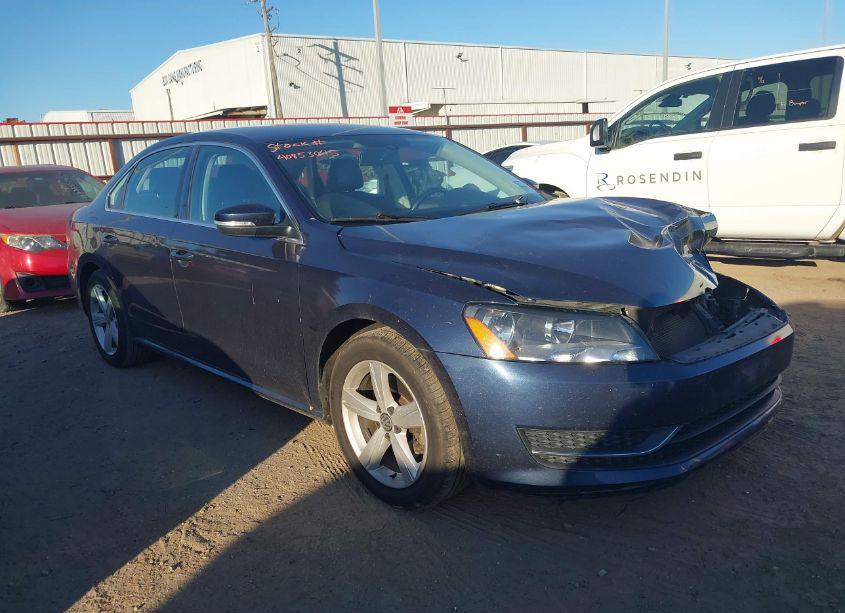 2015 Volkswagen Passat 1.8T SE (VIN 1VWBT7A32FC004816) main photo