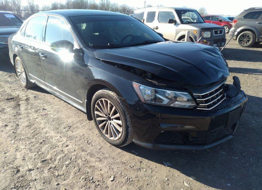 2016 Volkswagen Passat 1.8T SE (VIN 1VWBT7A32GC065729) main photo