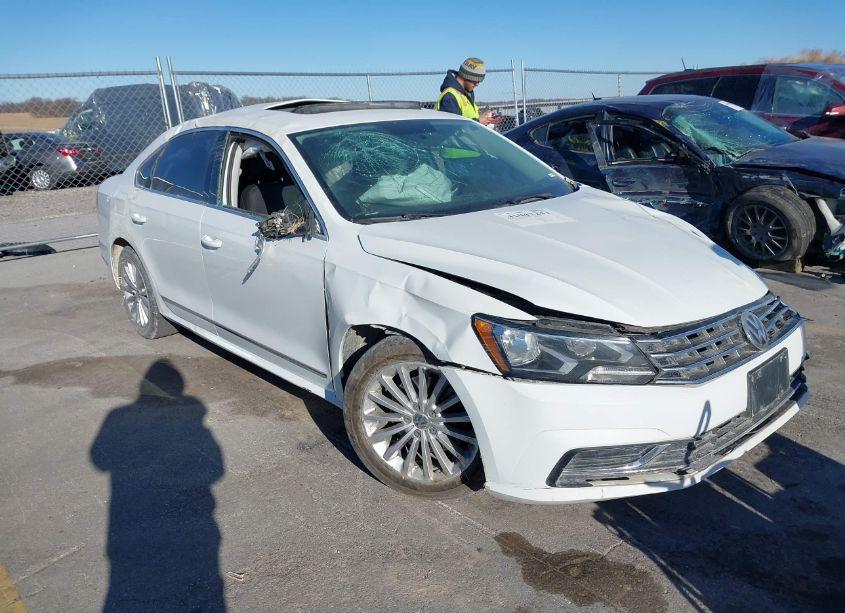 2016 Volkswagen Passat 1.8T SE (VIN 1VWBT7A33GC033288) main photo