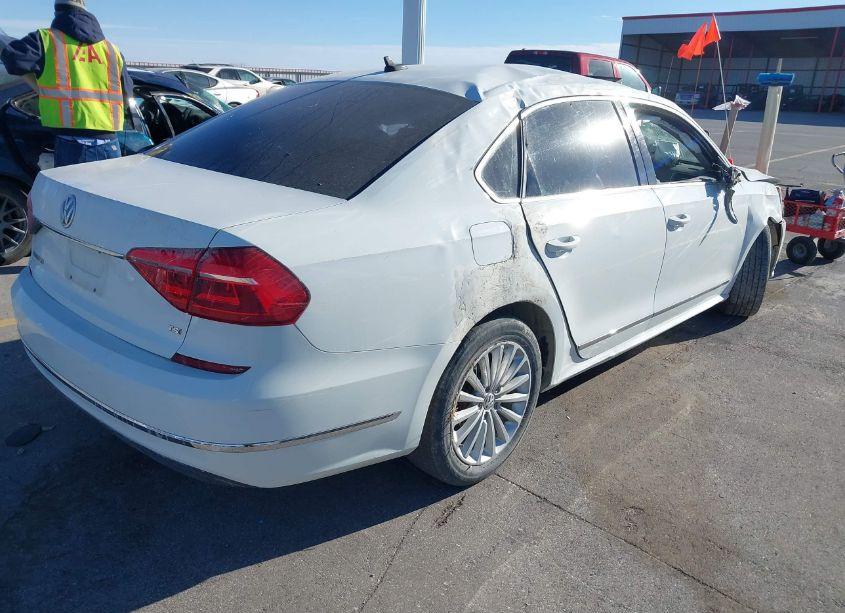 Photo 4 of 2016 Volkswagen Passat 1.8T SE (VIN 1VWBT7A33GC033288)