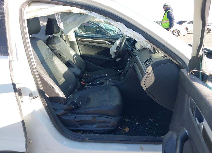 Photo 5 of 2016 Volkswagen Passat 1.8T SE (VIN 1VWBT7A33GC033288)