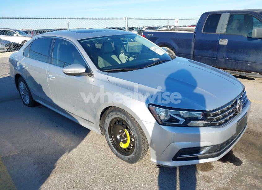 2016 Volkswagen Passat 1.8T SE (VIN 1VWBT7A33GC043237) main photo