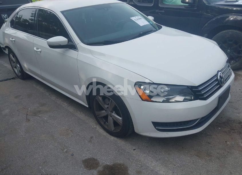 2015 Volkswagen Passat 1.8T SE (VIN 1VWBT7A35FC078330) main photo