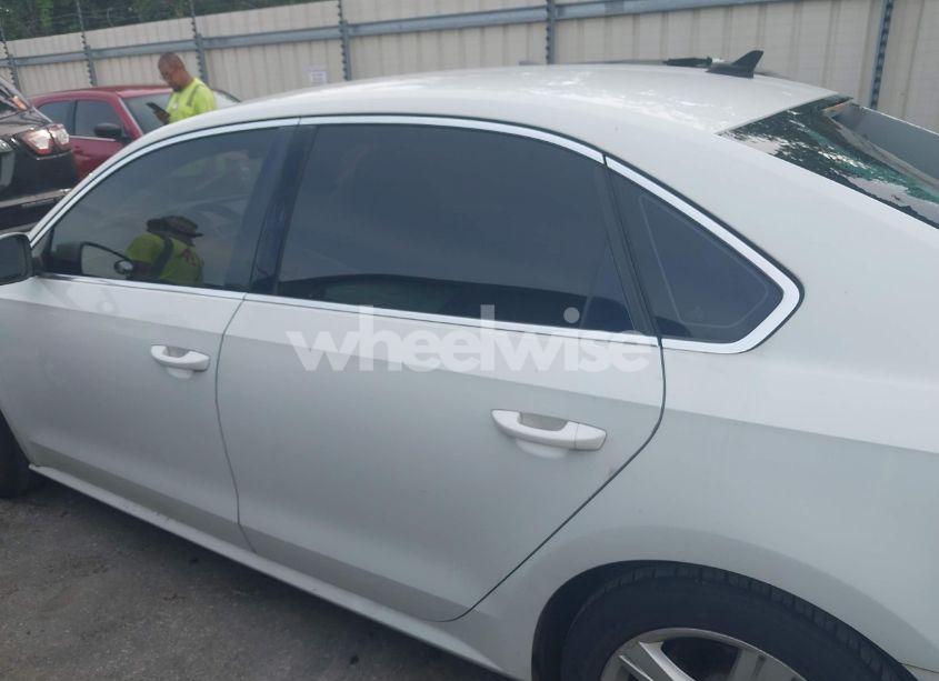 Photo 14 of 2015 Volkswagen Passat 1.8T SE (VIN 1VWBT7A35FC078330)