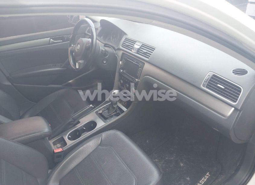 Photo 5 of 2015 Volkswagen Passat 1.8T SE (VIN 1VWBT7A35FC078330)