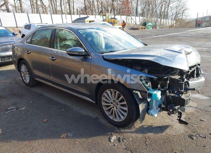 2016 Volkswagen Passat 1.8T SE (VIN 1VWBT7A35GC010918) main photo