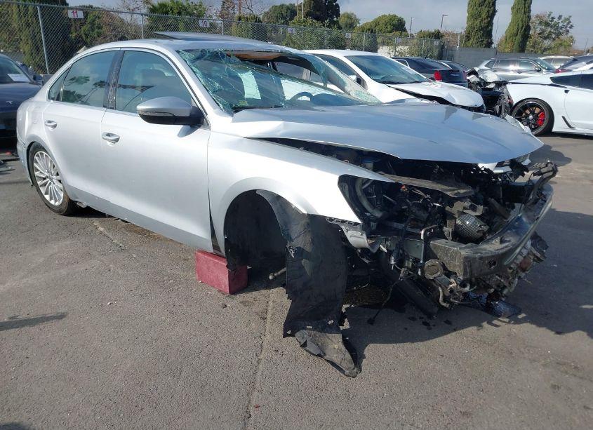 2016 Volkswagen Passat 1.8T SE (VIN 1VWBT7A35GC017884) main photo