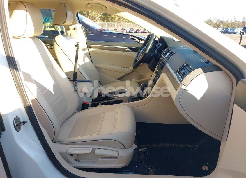 Photo 5 of 2017 Volkswagen Passat 1.8T SE (VIN 1VWBT7A35HC029034)