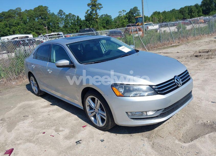 2015 Volkswagen Passat 1.8T SE (VIN 1VWBT7A36FC003247) main photo