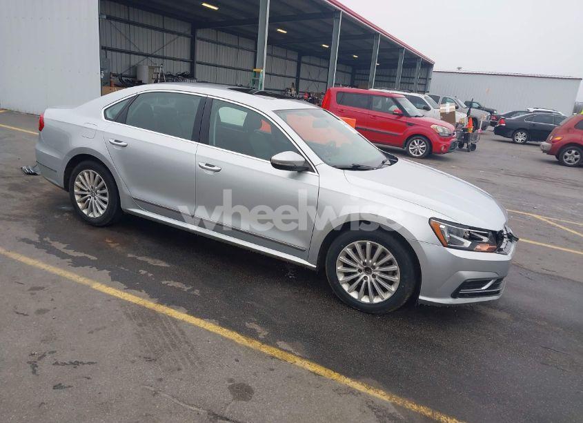 2016 Volkswagen Passat 1.8T SE (VIN 1VWBT7A36GC032250) main photo