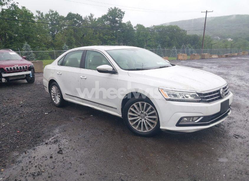 2016 Volkswagen Passat 1.8T SE (VIN 1VWBT7A36GC061568) main photo