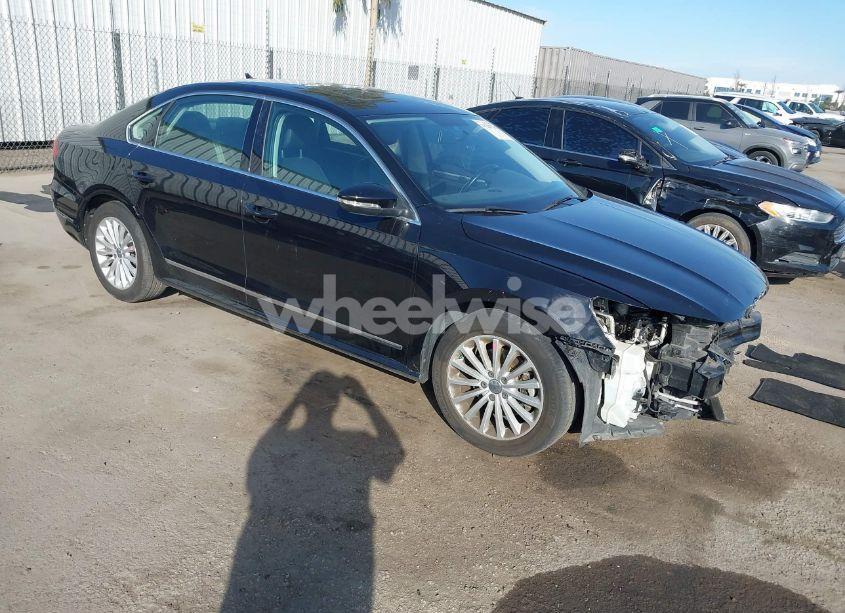 2017 Volkswagen Passat 1.8T SE (VIN 1VWBT7A36HC025266) main photo