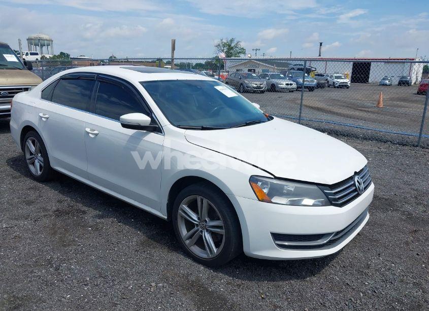 2014 Volkswagen Passat 1.8T SE (VIN 1VWBT7A38EC110850) main photo