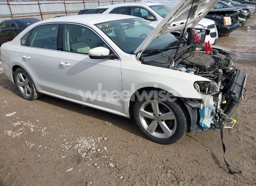 2014 Volkswagen Passat 1.8T SE (VIN 1VWBT7A38EC118687) main photo