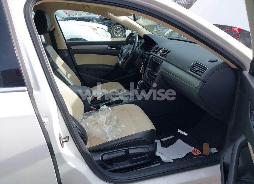 Photo 5 of 2014 Volkswagen Passat 1.8T SE (VIN 1VWBT7A38EC118687)