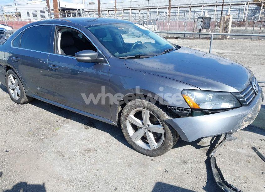 2015 Volkswagen Passat 1.8T SE (VIN 1VWBT7A38FC018848) main photo