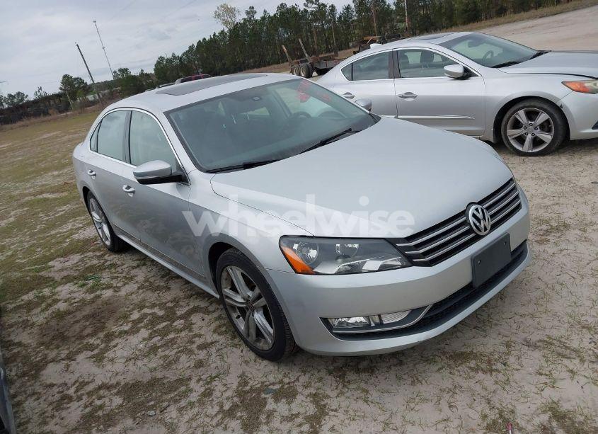 2015 Volkswagen Passat 1.8T SE (VIN 1VWBT7A38FC019255) main photo