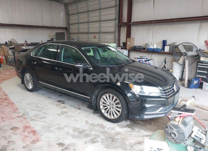 2016 Volkswagen Passat 1.8T SE (VIN 1VWBT7A38GC010301) main photo