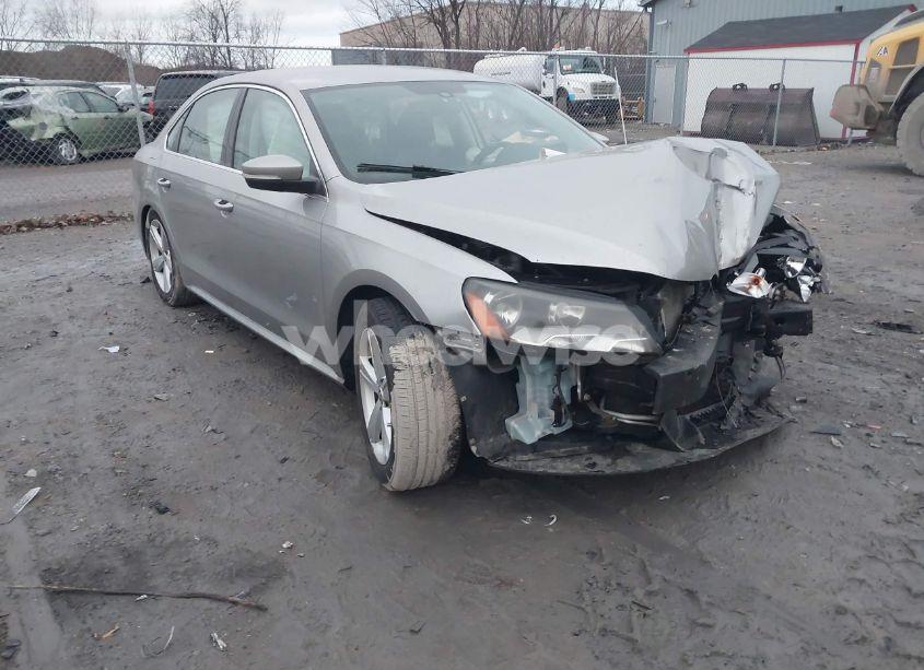 2014 Volkswagen Passat 1.8T SE (VIN 1VWBT7A39EC049704) main photo