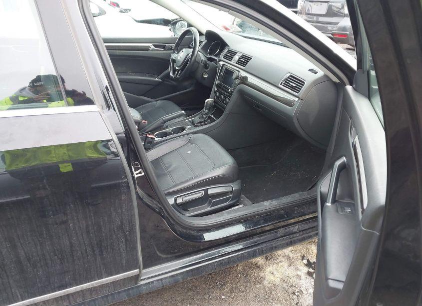 Photo 5 of 2016 Volkswagen Passat 1.8T SE (VIN 1VWBT7A39GC011456)