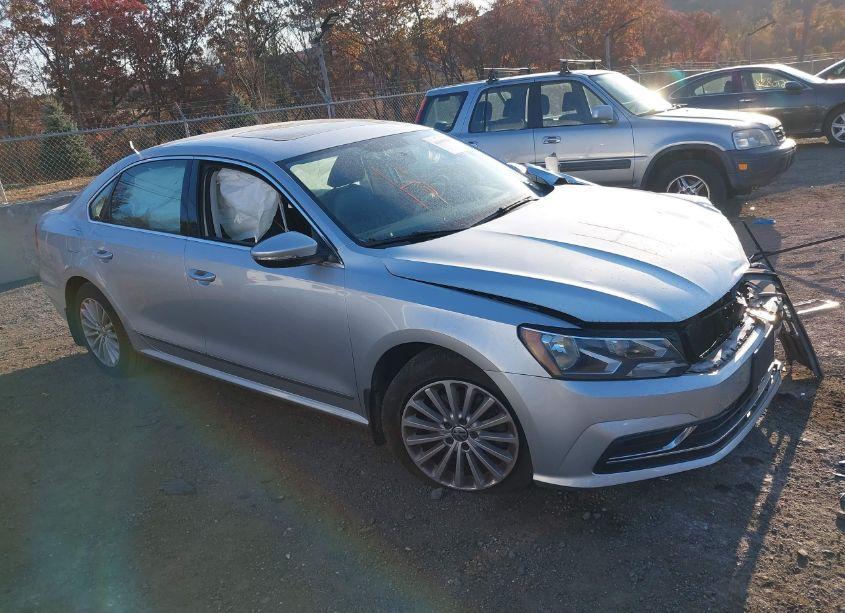 2017 Volkswagen Passat 1.8T SE (VIN 1VWBT7A39HC011216) main photo