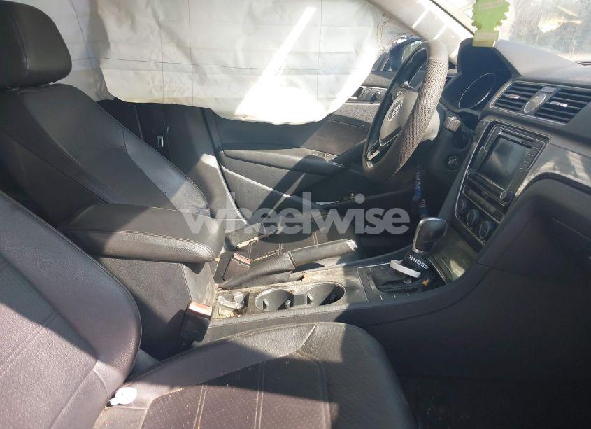 Photo 5 of 2016 Volkswagen Passat 1.8T SE (VIN 1VWBT7A3XGC025110)