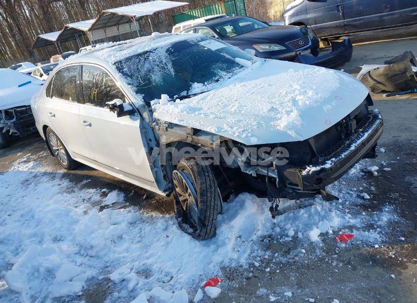2017 Volkswagen Passat 1.8T SE (VIN 1VWBT7A3XHC003822) main photo