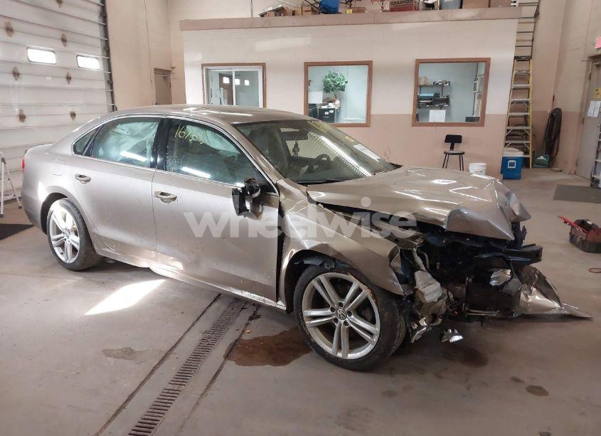 2015 Volkswagen Passat 2.0L TDI SE (VIN 1VWBV7A34FC069855) main photo