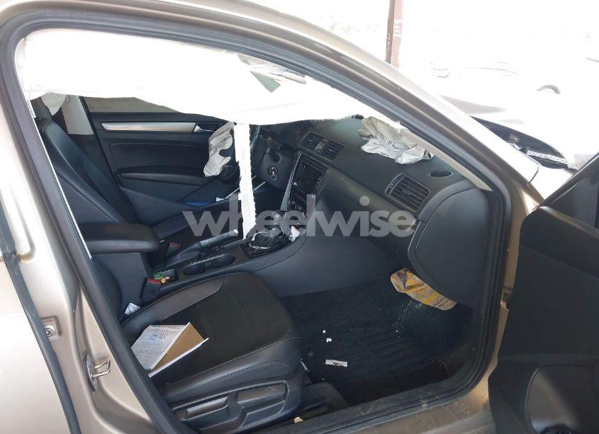 Photo 5 of 2015 Volkswagen Passat 2.0L TDI SE (VIN 1VWBV7A34FC073646)