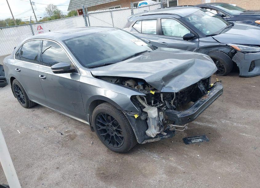 2015 Volkswagen Passat 2.0L TDI SE (VIN 1VWBV7A36FC059537) main photo