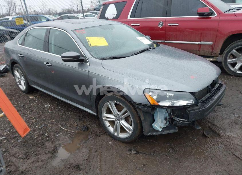 2015 Volkswagen Passat 2.0L TDI SE (VIN 1VWBV7A37FC042990) main photo