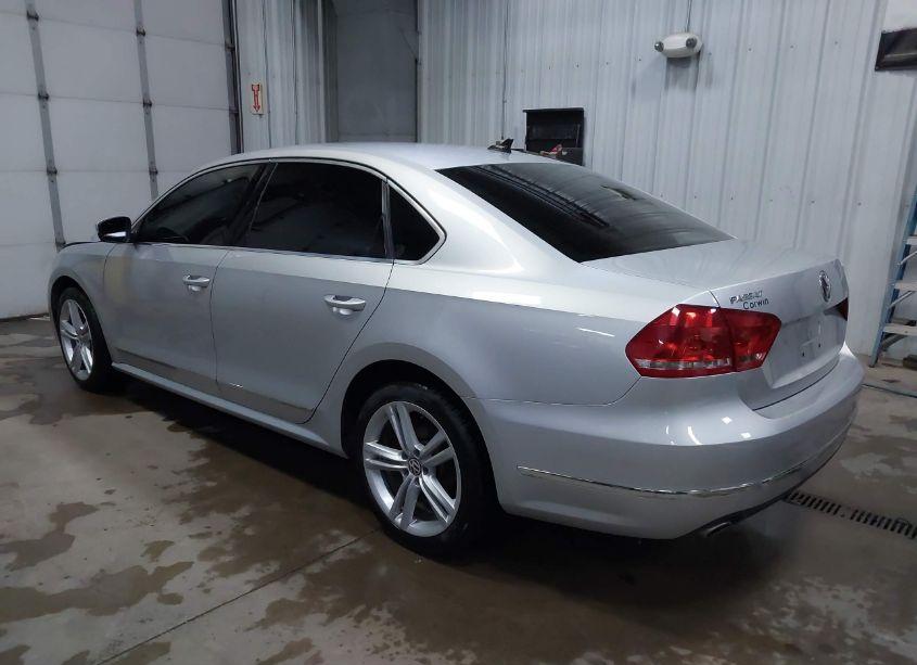 Photo 3 of 2015 Volkswagen Passat 2.0L TDI SE (VIN 1VWBV7A37FC108633)