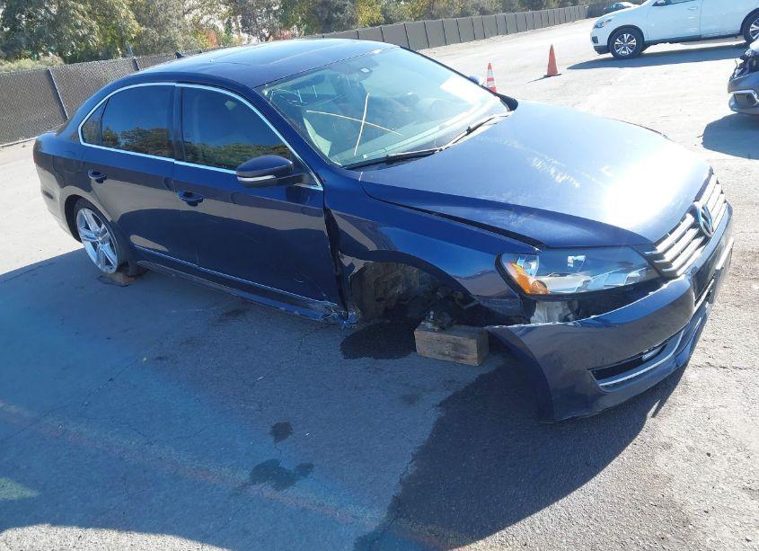 2015 Volkswagen Passat 2.0L TDI SE (VIN 1VWBV7A3XFC048105) main photo