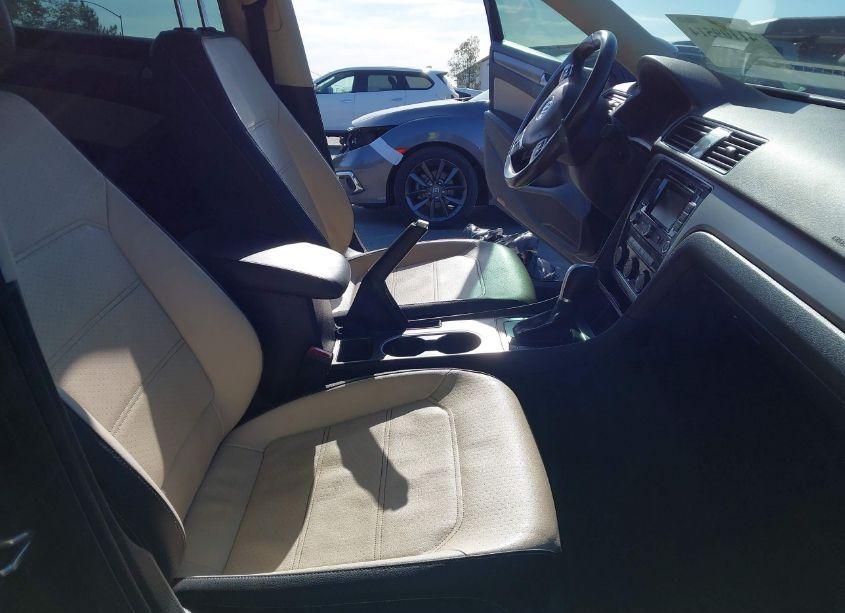 Photo 5 of 2015 Volkswagen Passat 2.0L TDI SE (VIN 1VWBV7A3XFC048105)