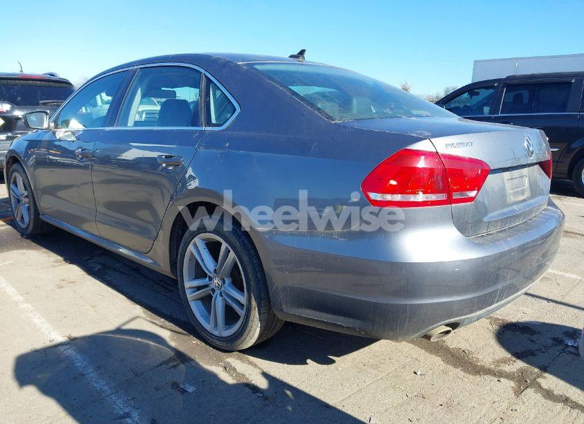 Photo 3 of 2015 Volkswagen Passat 2.0L TDI SE (VIN 1VWBV7A3XFC084375)