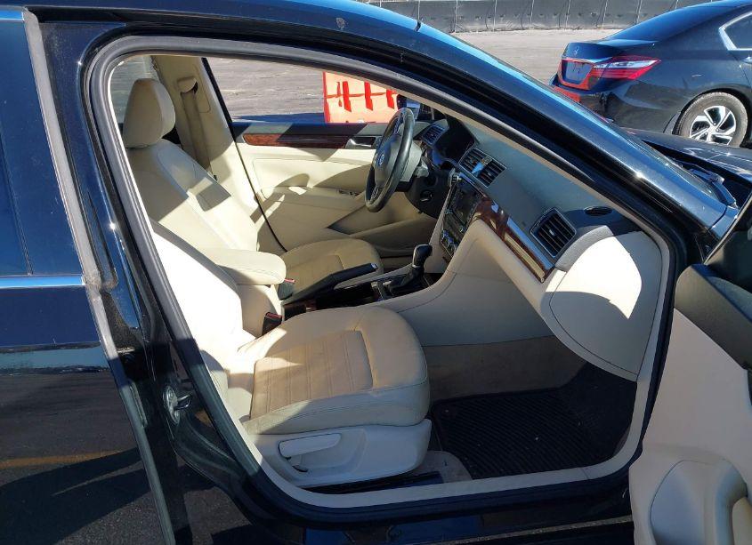 Photo 5 of 2012 Volkswagen Passat 2.5L SEL (VIN 1VWCH7A31CC026047)