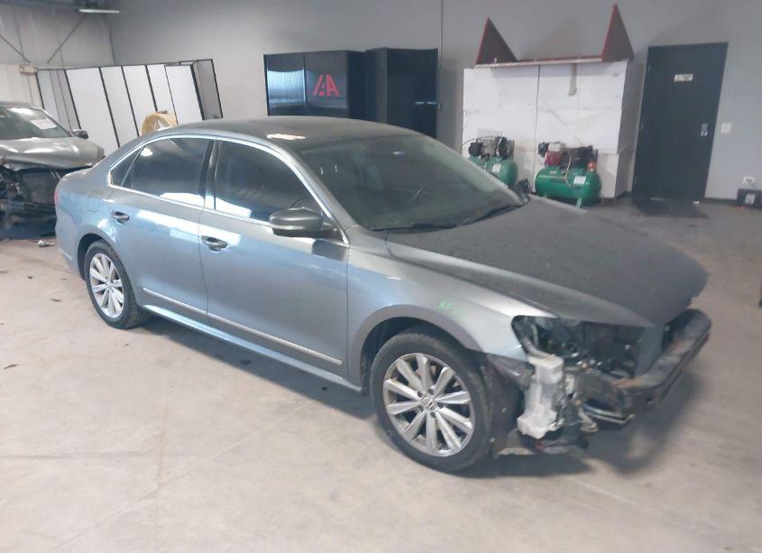 2013 Volkswagen Passat SEL (VIN 1VWCH7A31DC048681) main photo