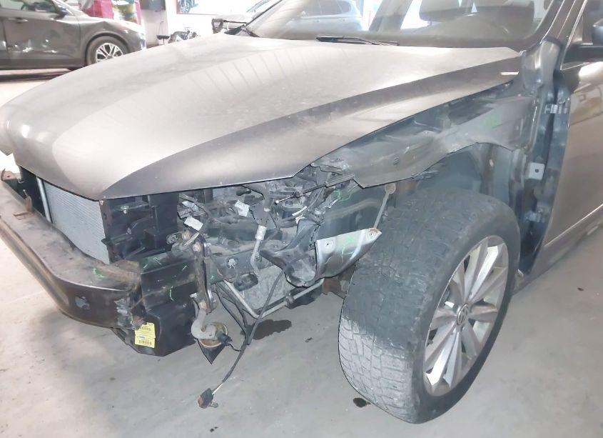 Photo 6 of 2013 Volkswagen Passat SEL (VIN 1VWCH7A31DC048681)