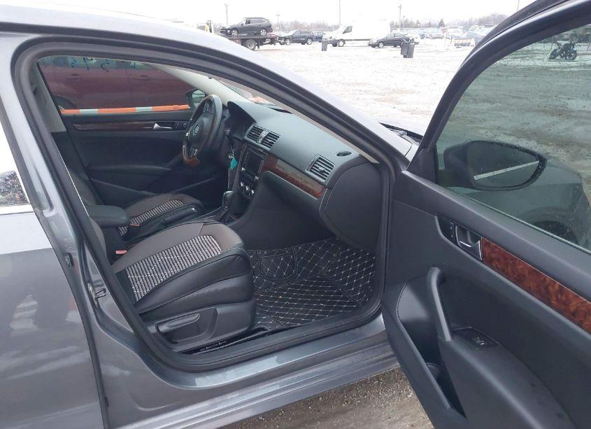 Photo 5 of 2012 Volkswagen Passat 2.5L SEL (VIN 1VWCH7A38CC035909)