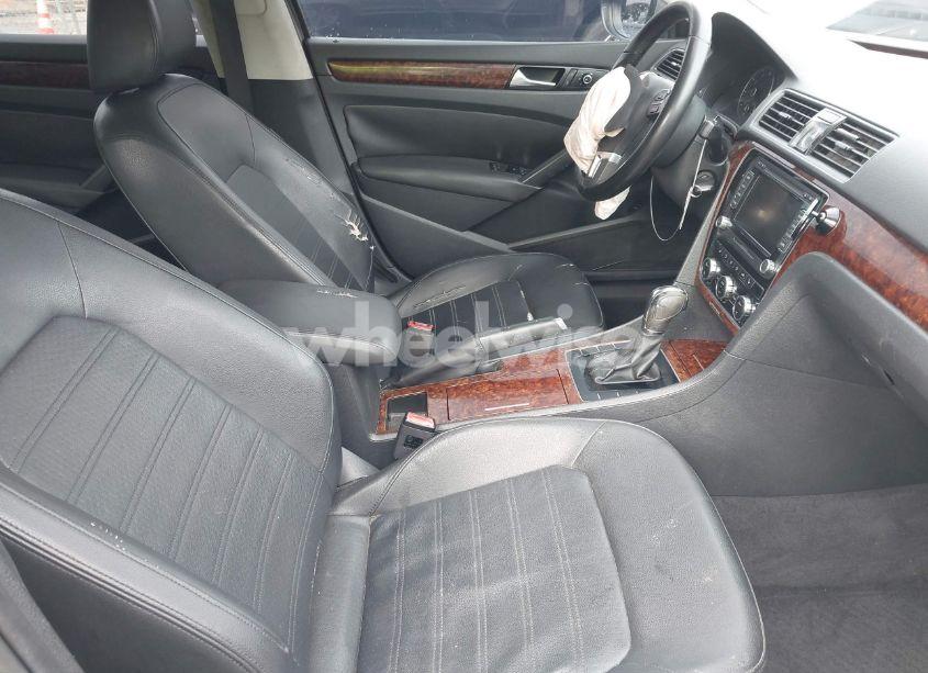 Photo 5 of 2012 Volkswagen Passat 2.5L SEL (VIN 1VWCH7A3XCC033529)