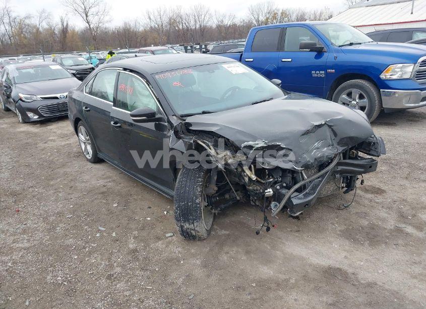 2015 Volkswagen Passat 3.6L V6 SEL PREMIUM (VIN 1VWCM7A31FC117514) main photo