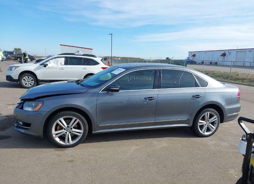 Photo 14 of 2013 Volkswagen Passat 3.6L V6 SEL PREMIUM (VIN 1VWCM7A33DC083170)