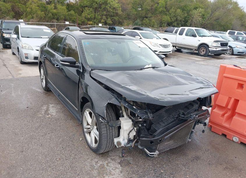 2015 Volkswagen Passat 3.6L V6 SEL PREMIUM (VIN 1VWCM7A36FC005596) main photo