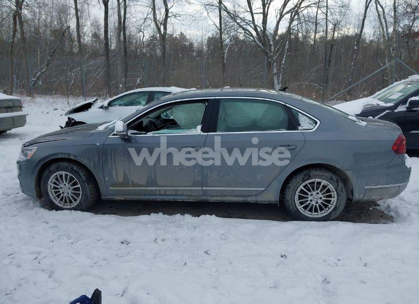 Photo 13 of 2017 Volkswagen Passat 1.8T SEL PREMIUM (VIN 1VWCT7A32HC033434)