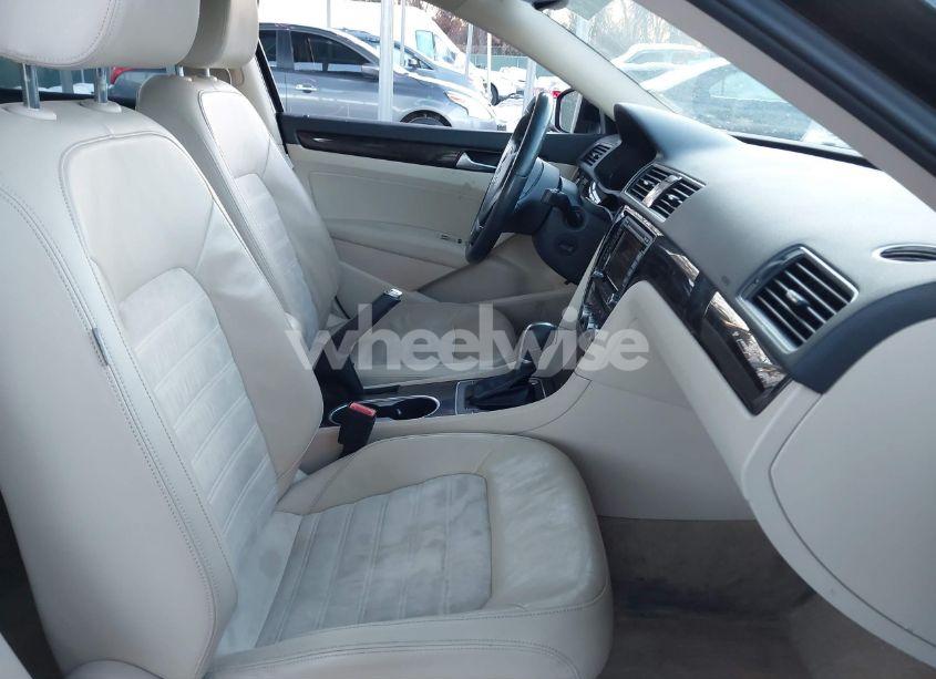 Photo 5 of 2015 Volkswagen Passat 1.8T SEL PREMIUM (VIN 1VWCT7A33FC058517)