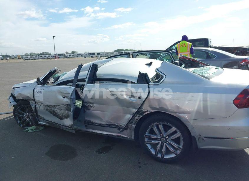 Photo 14 of 2017 Volkswagen Passat 1.8T SEL PREMIUM (VIN 1VWCT7A33HC060609)